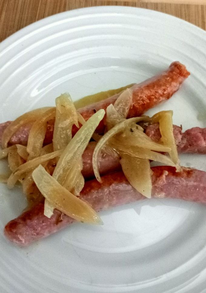 Una foto de 🌭Salchichas de pollo al vino🍷