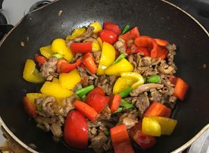 Hình của món Gà xào ớt chuông.