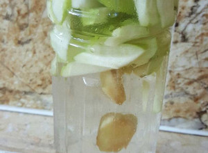 صورة لوصفة ديتوكس التفاح الاخضر والزنجبيل والخيار🍏