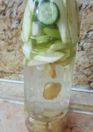 صورة لوصفة ديتوكس التفاح الاخضر والزنجبيل والخيار🍏
