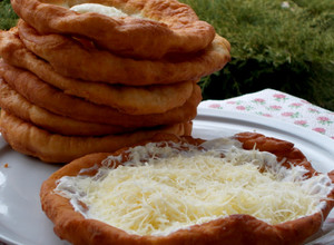 Sajtos-tejfölös lángos recept fotója