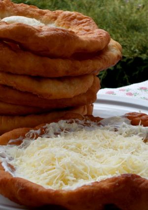 Sajtos-tejfölös lángos recept fotója
