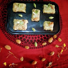 A picture of Rava coconut burfi cardamom flavour.