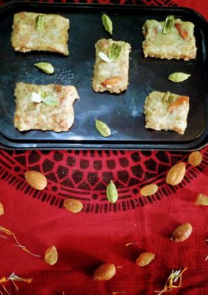 A picture of Rava coconut burfi cardamom flavour.