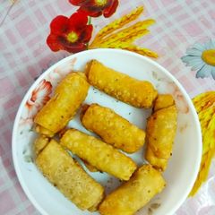 A picture of Spring roll chicken samosas.
