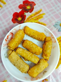 A picture of Spring roll chicken samosas.