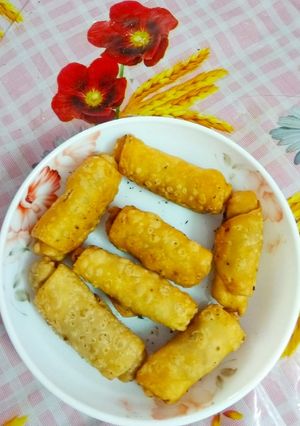 A picture of Spring roll chicken samosas.