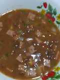 Potaje de feijoles colorados con patitas de cerdo y spam