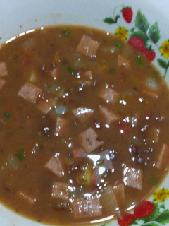 Una foto de Potaje de feijoles colorados con patitas de cerdo y spam
