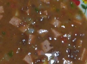 Una foto de Potaje de feijoles colorados con patitas de cerdo y spam