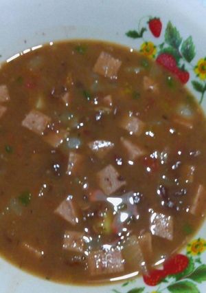Una foto de Potaje de feijoles colorados con patitas de cerdo y spam