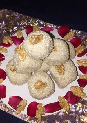 तिल गुड़ के लड्डू (Til-Gud Ladoo recipe in Hindi) रेसिपी मुख्य फोटो
