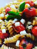"Italiana" Macarronada ao molho de tomate cereja com manjericão
