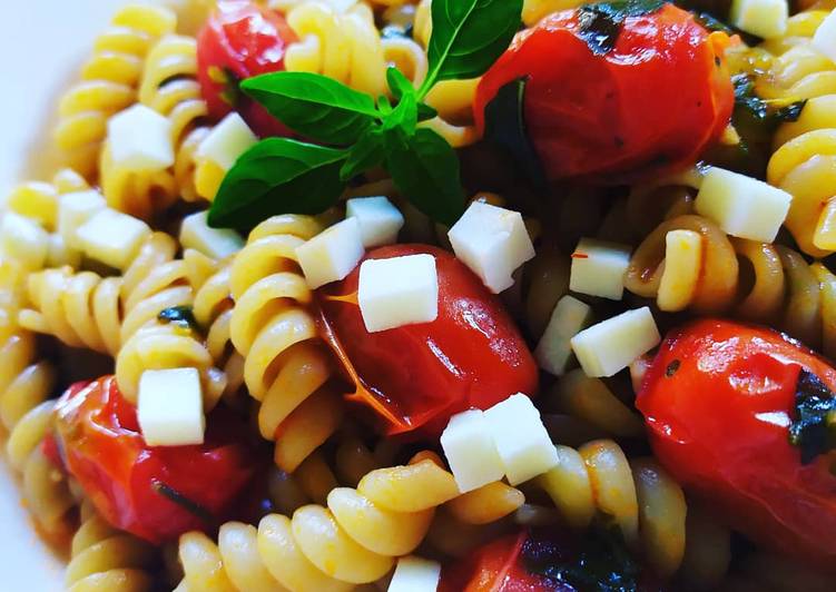 ^ "Italiana" Macarronada ao molho de tomate cereja com manjericão -
Gozhowgos