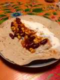 Vollkornwraps mit Reis, Bohnen, Mais und Joghurt