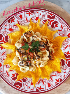 Foto di Orecchiette con cozze, zucchine, fiori di zucchine e pomodori