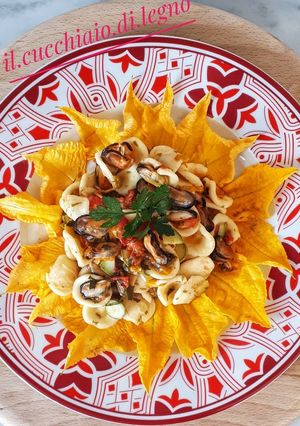 Foto di Orecchiette con cozze, zucchine, fiori di zucchine e pomodori