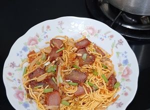 Hình của món Mì xào xá xíu sốt cà chua.