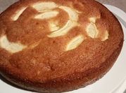 Una foto di ciambella con mele