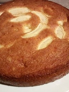 Foto di Torta di mele soffice e ciambella con gocce di cioccolato