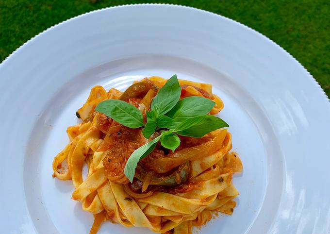 Tagliatelle with prawns in tomato sauce