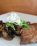 Bistec con champiñones salteados