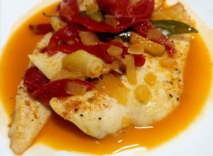 Foto principal de Filetes de merluza con pimientos de piquillo y ajos confitados