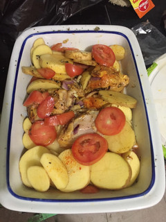 Una foto de Pechugas de pollo con papas y vegetables
