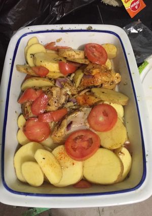 Una foto de Pechugas de pollo con papas y vegetables