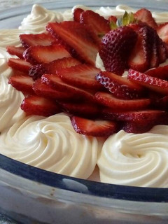 Una foto de Cheesecake de frutillas 🍓y leche condensada sin horno