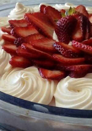 Una foto de Cheesecake de frutillas 🍓y leche condensada sin horno