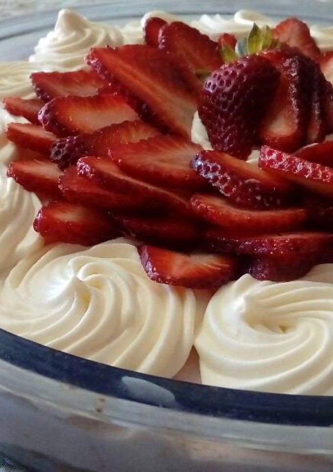 Una foto de Cheesecake de frutillas 🍓y leche condensada sin horno