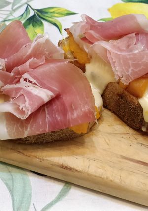 Foto di Bruschetta zucca Delica,Fontal e Prosciutto crudo