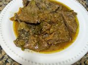 Una foto de churrasco higado encebollado