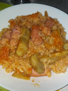 Una foto de Salchichas con arroz