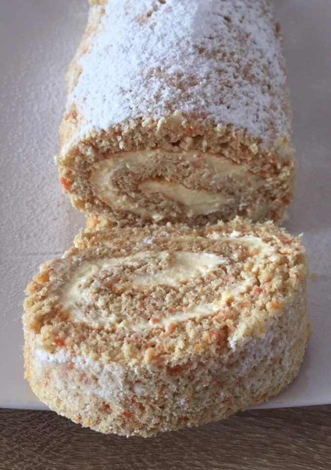 Una foto de Brazo Gitano de zanahoria relleno de queso crema