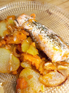 Una foto de Salmón al horno con boniato y patata