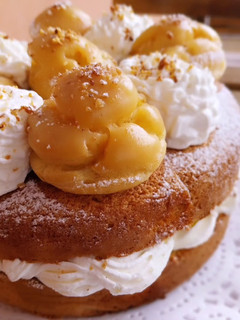 Una foto de Tarta de nueces y nata con profiteroles cubiertos de toffee