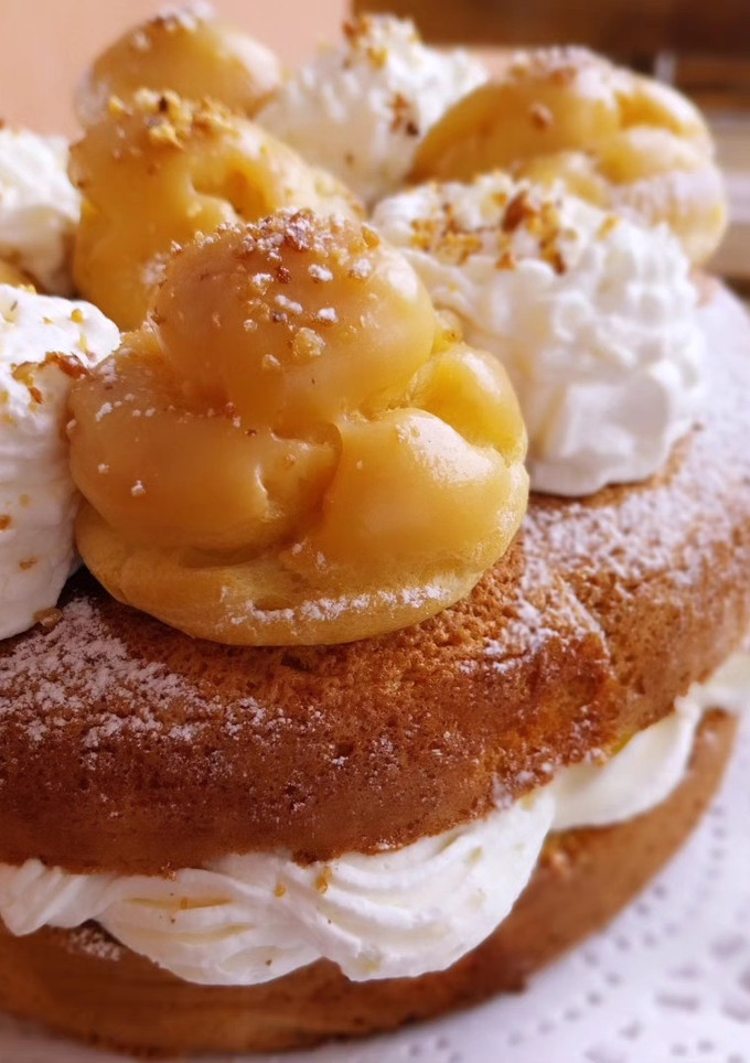 Una foto de Tarta de nueces y nata con profiteroles cubiertos de toffee