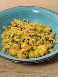 Wok de pasta fideuá con langostinos y calabacín en salsa de cacahuete