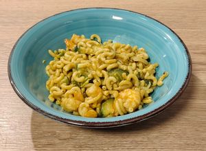 Foto principal de Wok de pasta fideuá con langostinos y calabacín en salsa de cacahuete