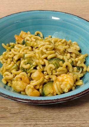 Una foto de Wok de pasta fideuá con langostinos y calabacín en salsa de cacahuete