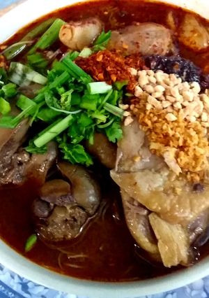 รูปของ เส้นหมี่หุ่นต้มยำน้ำข้นไก่