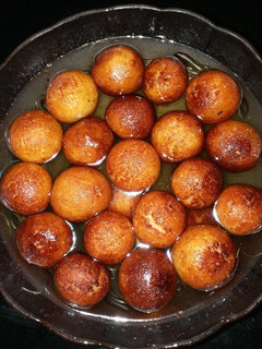 A picture of Gulab jamun.