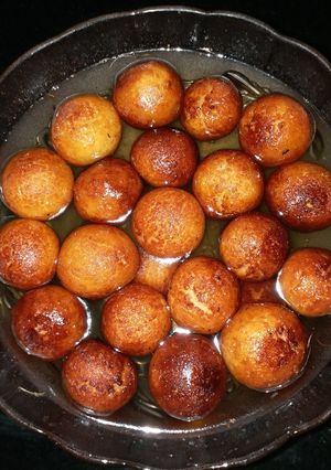 A picture of Gulab jamun.
