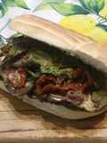 Panino ciabatta, melanzane grigliate, pomodorini secchi, filetti di alici e menta