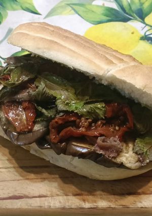 Foto di Panino ciabatta, melanzane grigliate, pomodorini secchi, filetti di alici e menta