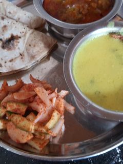 ગુજરાતી કઢી (Gujarati Kadhi Recipe In Gujarati) રેસીપી મુખ્ય ફોટો