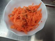 Una foto de ensalada de zanahoria con maní