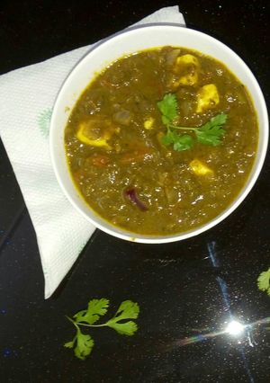 A picture of Palak paneer.
